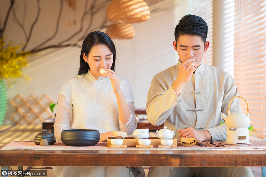 照片 人物情感 青年朋友饮茶.jpg