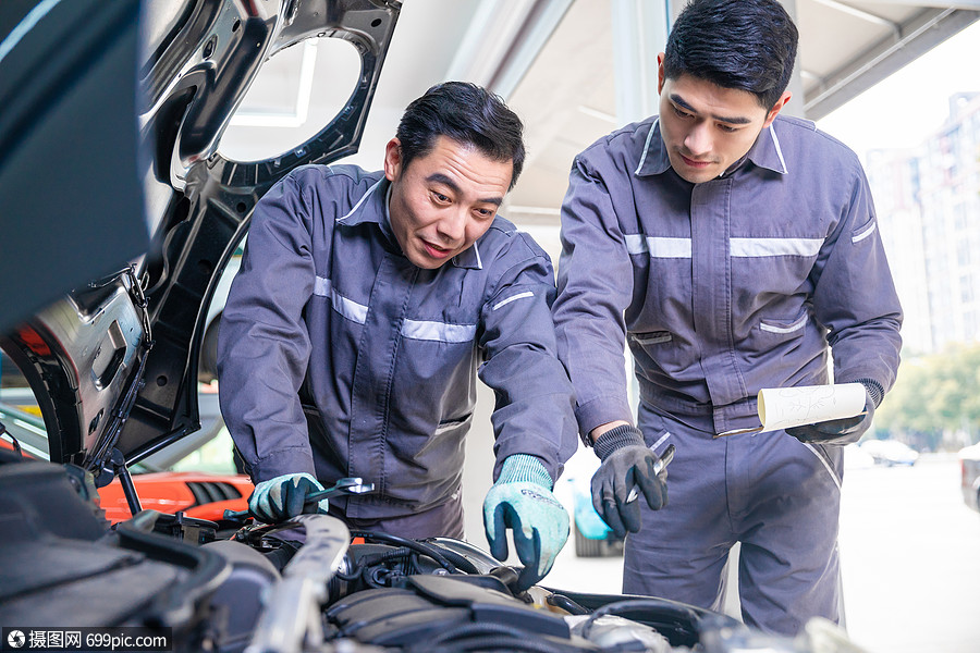 維修車間汽修人員修理汽車