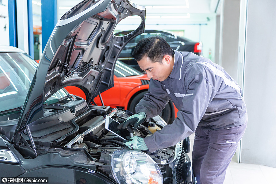 照片 人物情感 维修人员检修汽车.jpg