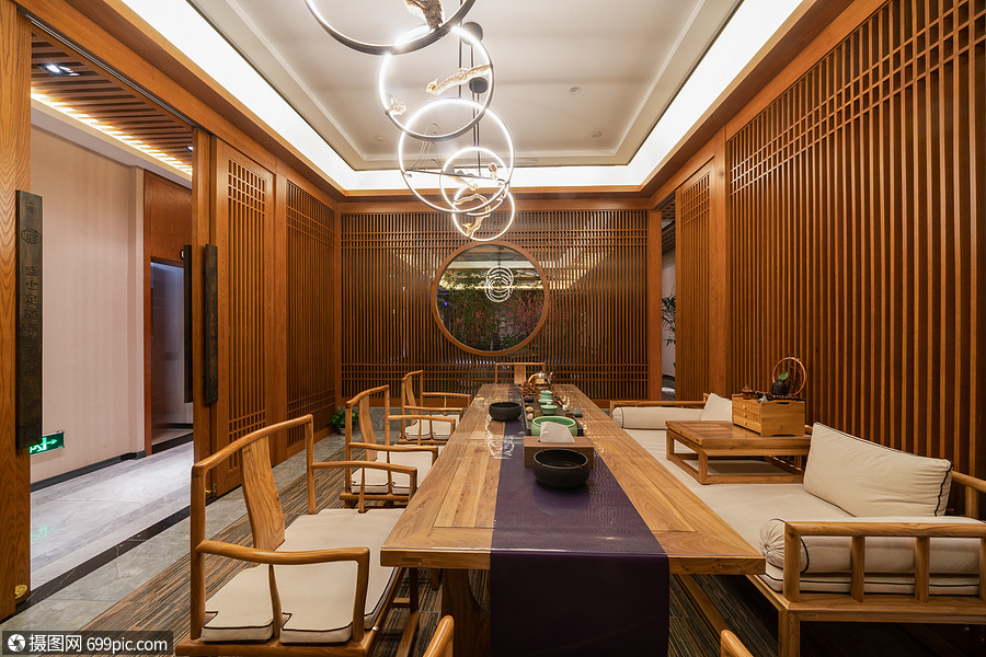 摆满茶具的茶馆包房