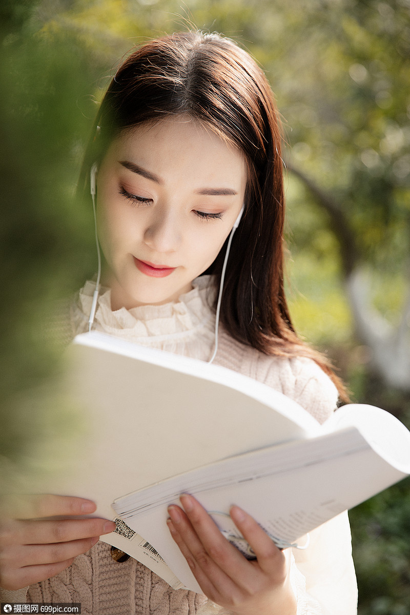 美女户外读书