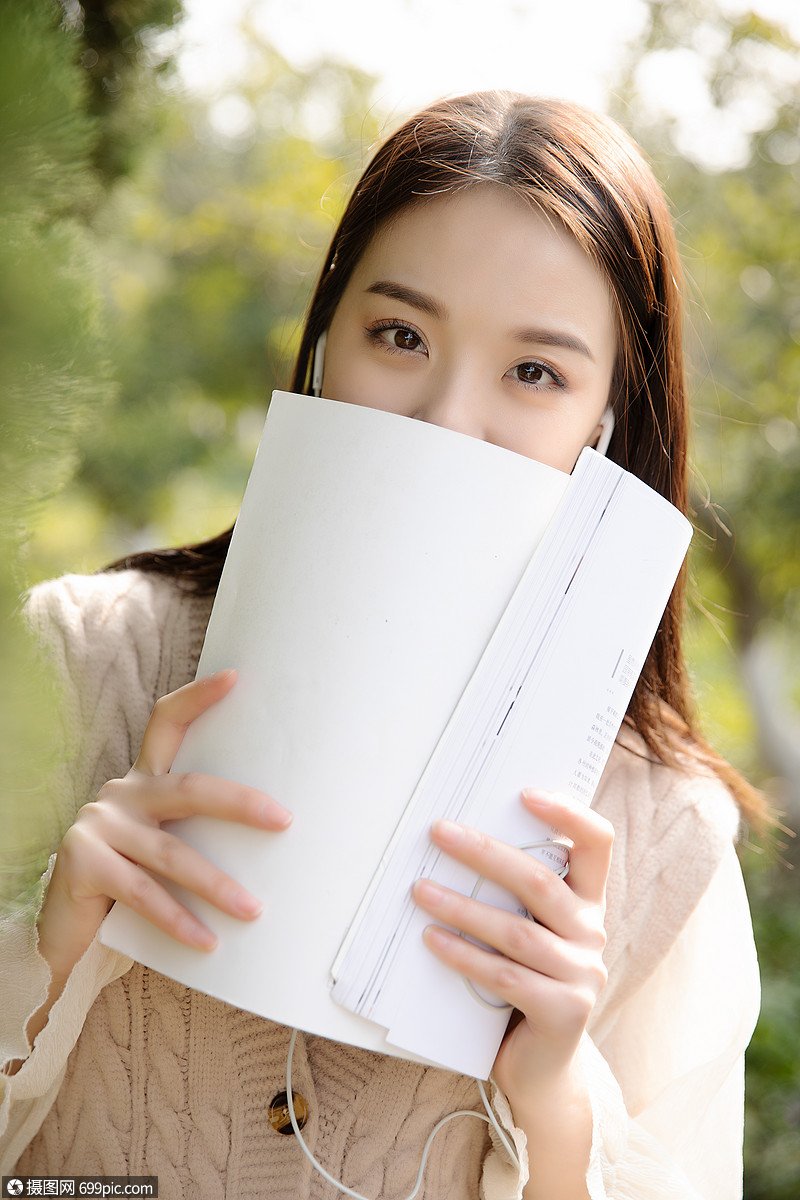 美女户外读书读书日甜美