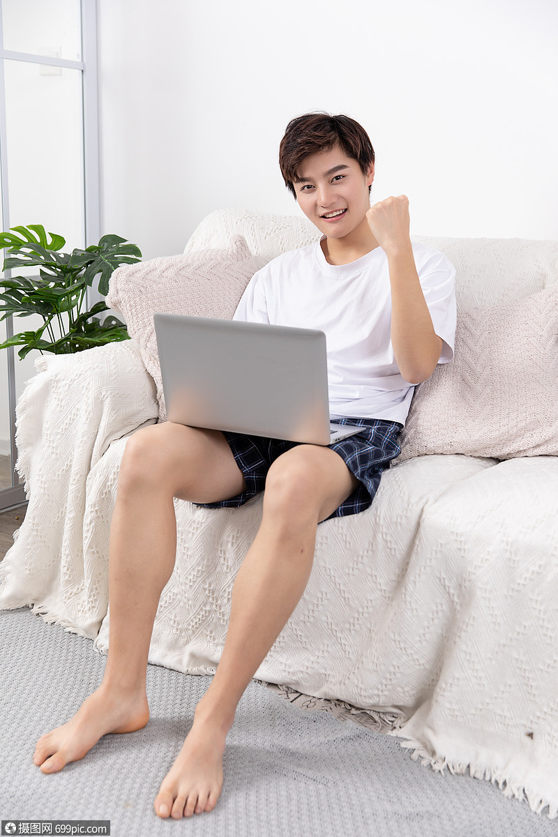 照片 人物情感 男性居家生活.jpg