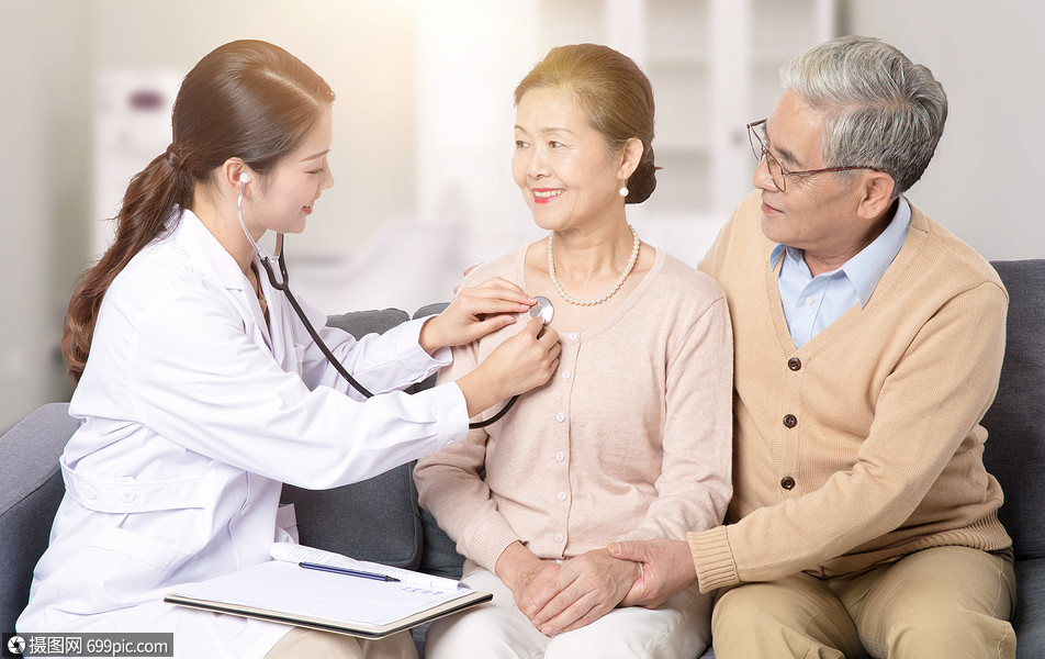 老人检查身体看病问诊