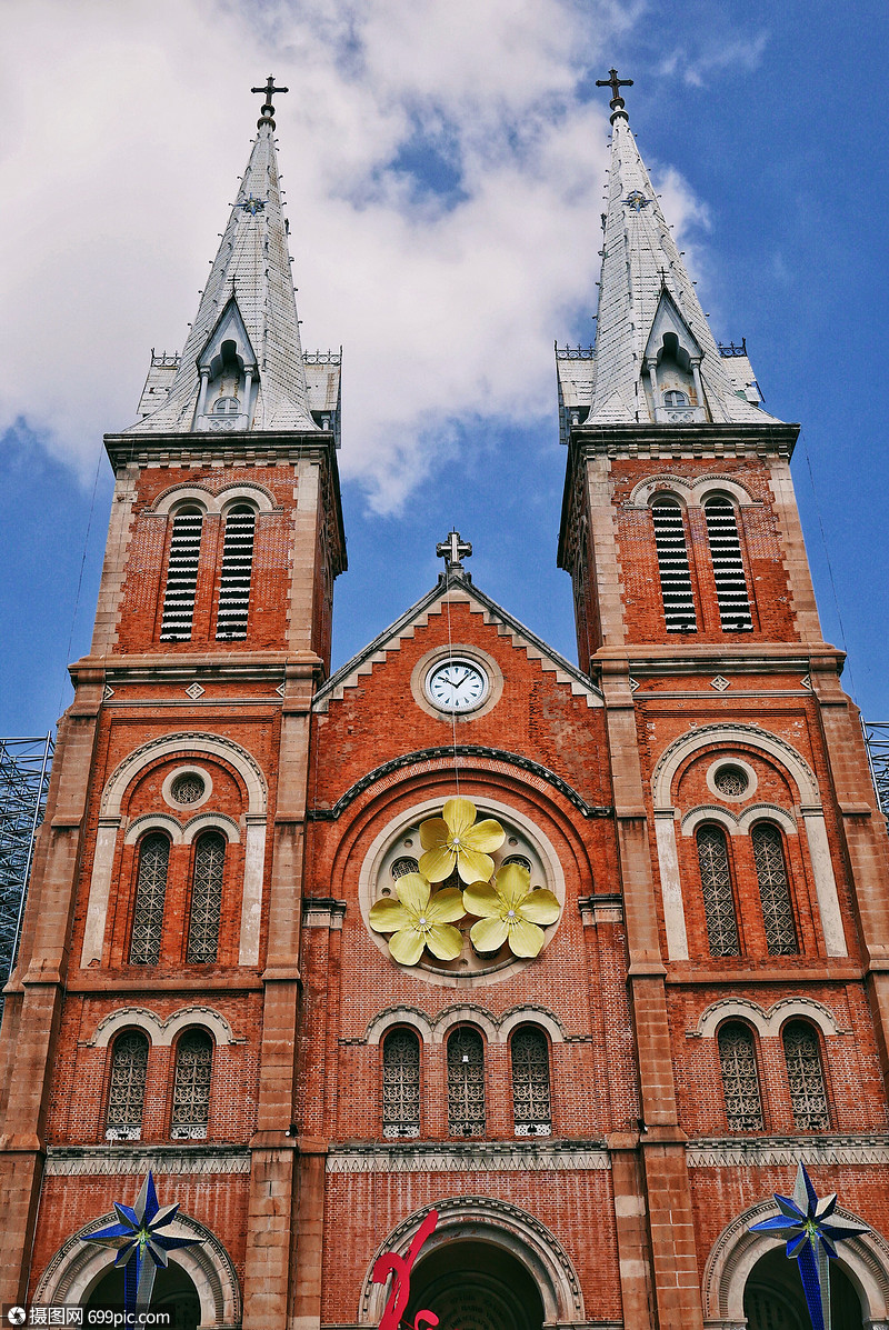 蓝天下的胡志明市地标百年红教堂越南对称