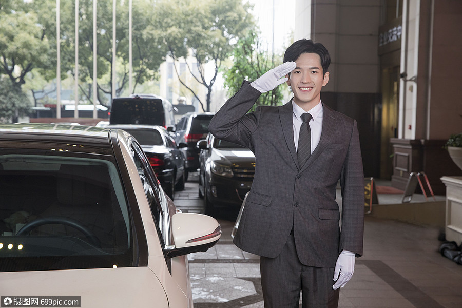 酒店服务员为顾客送行