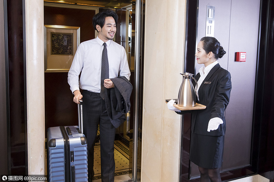 酒店服务人员迎接客人