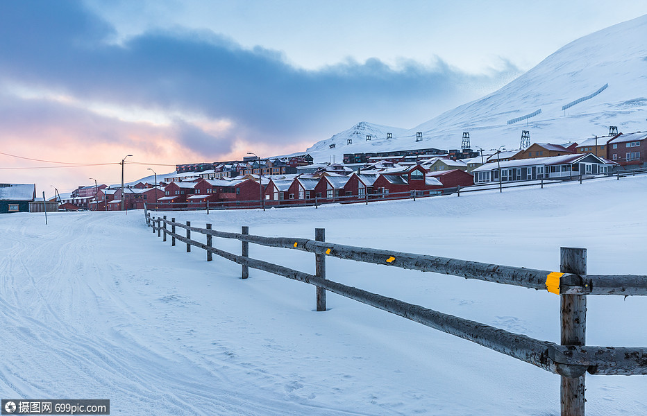 北极城市朗伊尔城冬季城市雪景