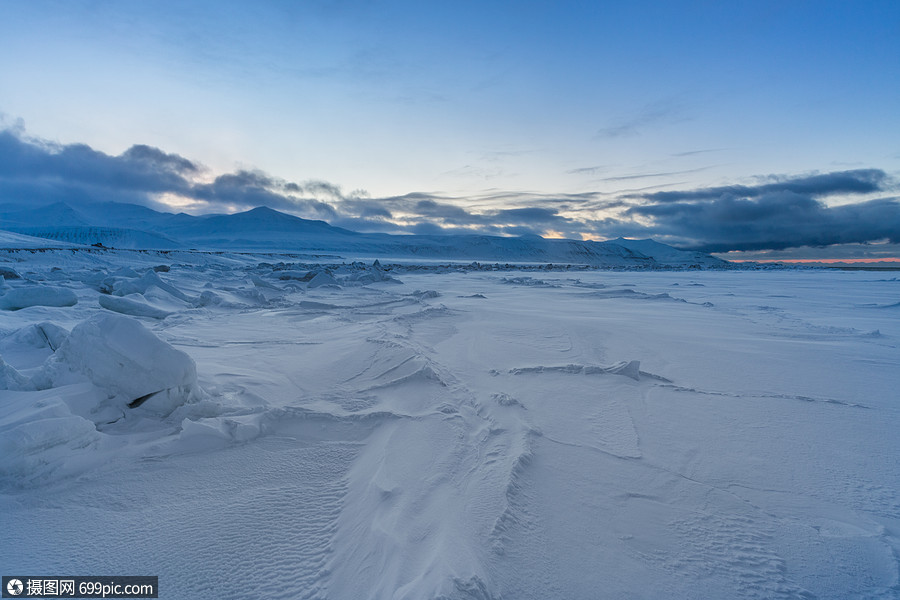 冬季壮观的北极雪山风光