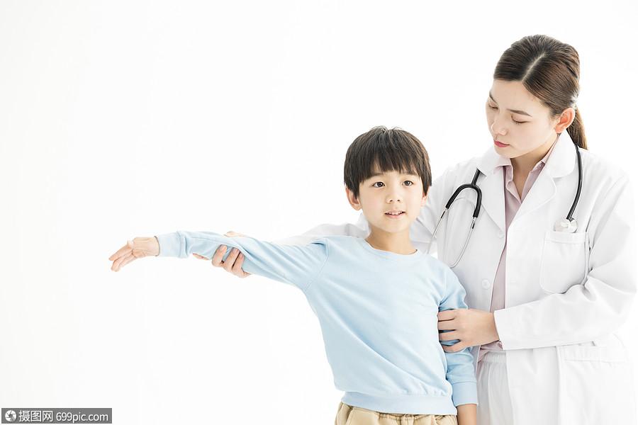 医生给儿童检查身体