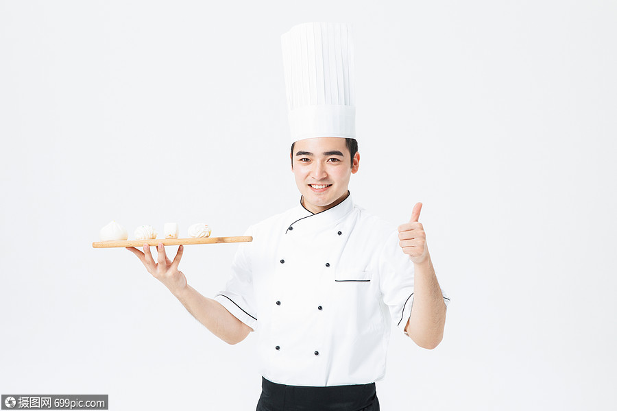 厨师拿着托盘包子