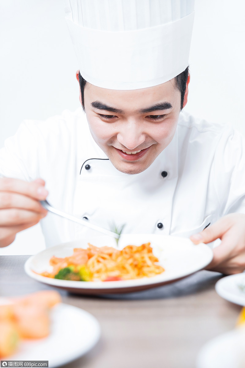 西餐厨师意大利面摆盘