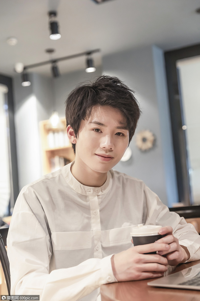 知性男性喝咖啡