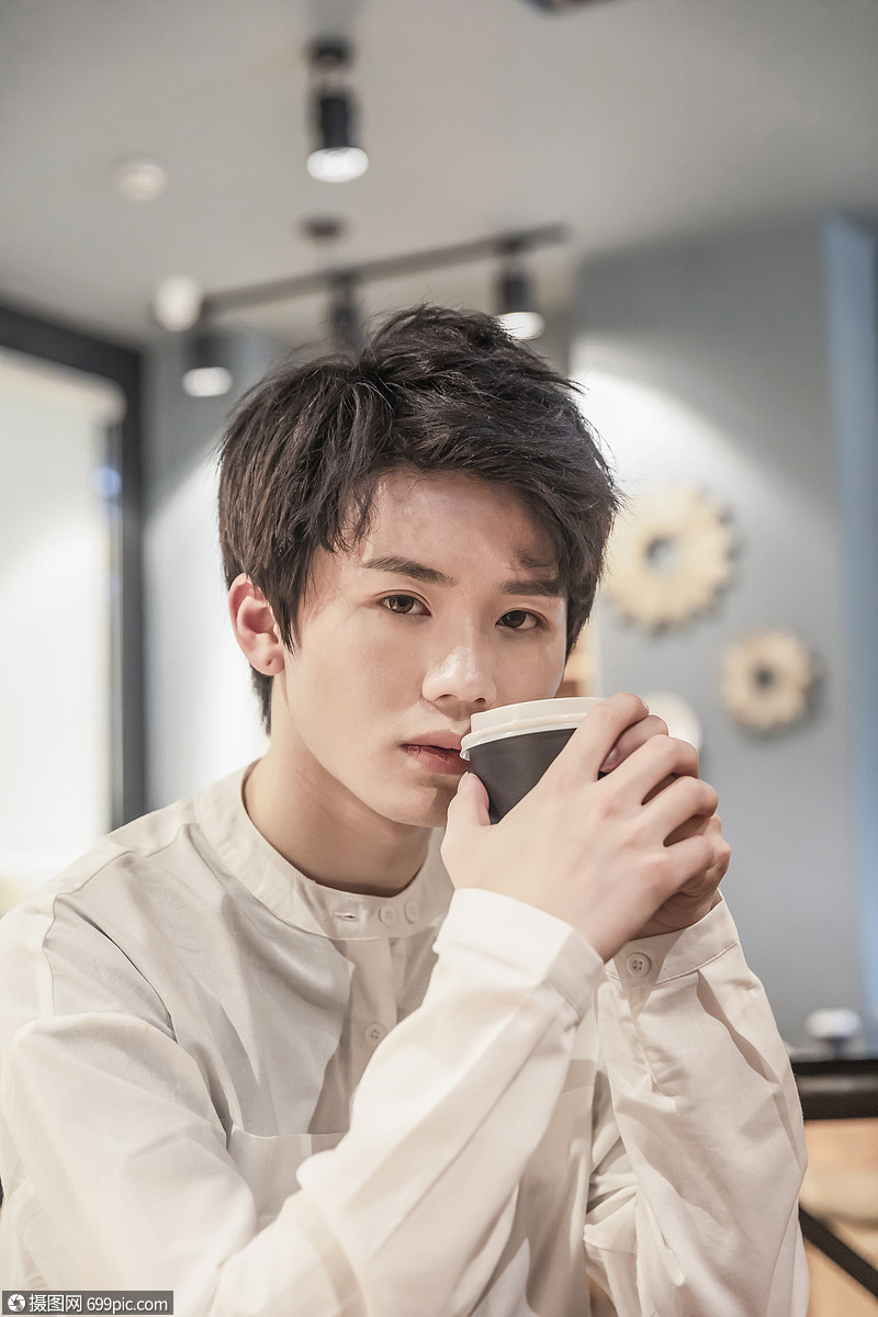 知性男性喝咖啡