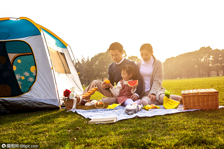 一家人欢乐地在草坪野餐
