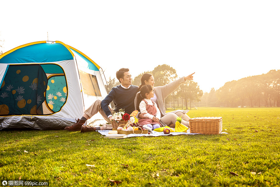 一家人欢乐地在草坪野餐亲子人物