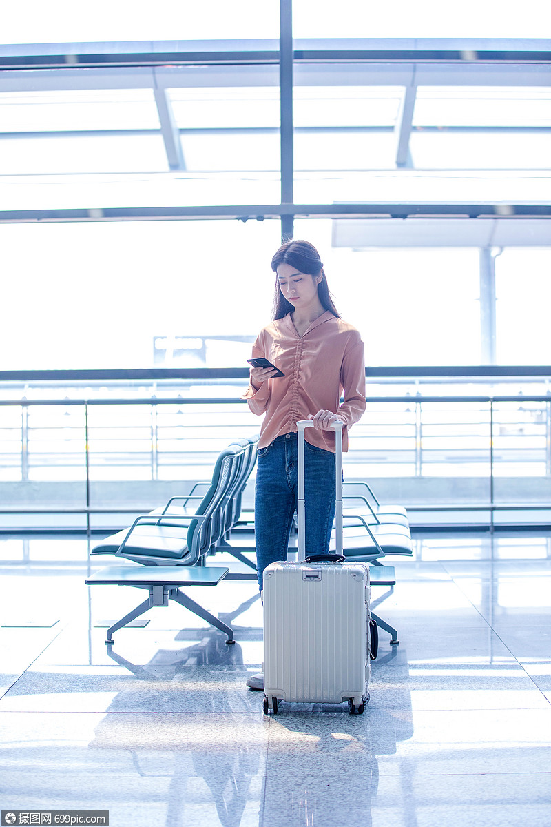 女生在机场等候