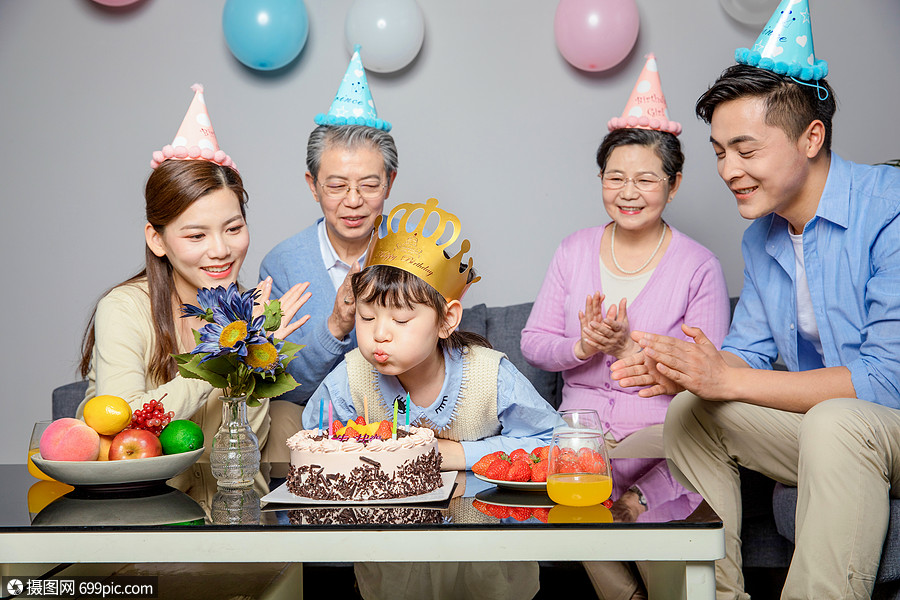 一家人欢乐的庆祝生日