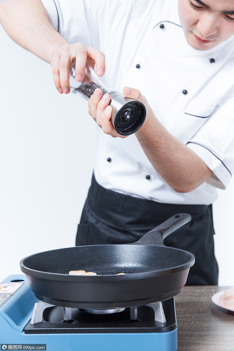 厨师撒黑胡椒