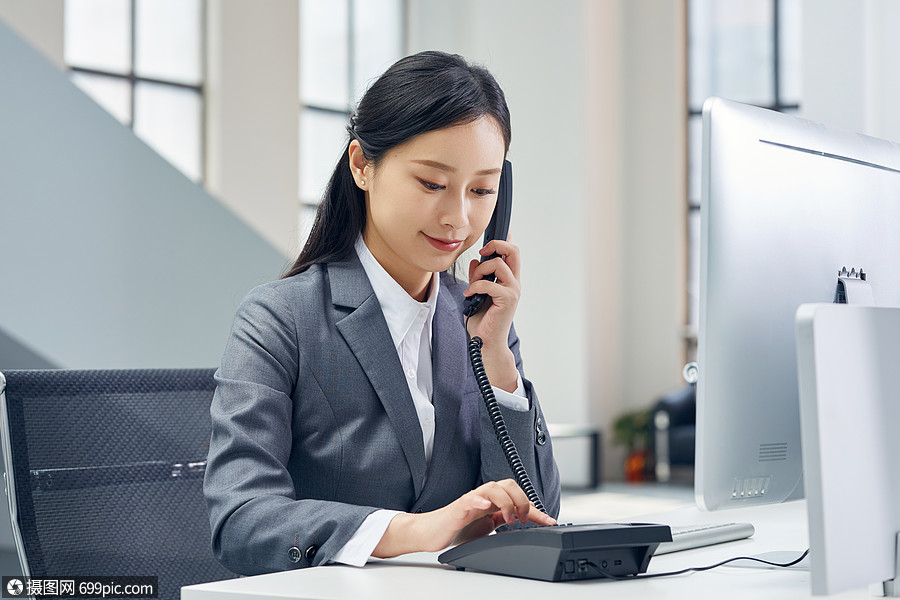 商务女士打电话