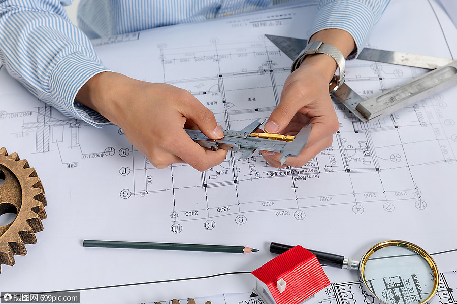 工程师认真绘图施工图纸技术人员