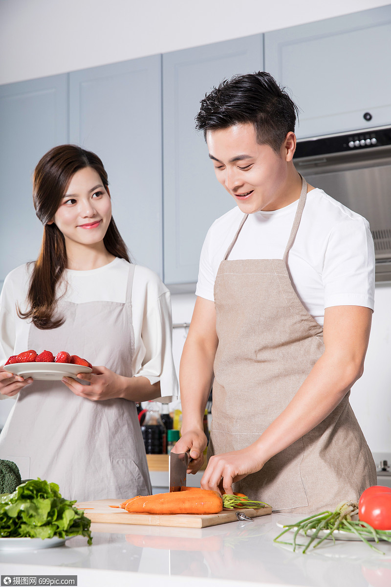 情侣居家做饭温馨幸福