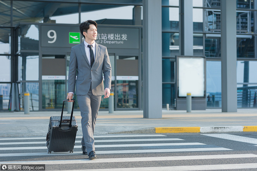 机场商务男性出差白领乘客