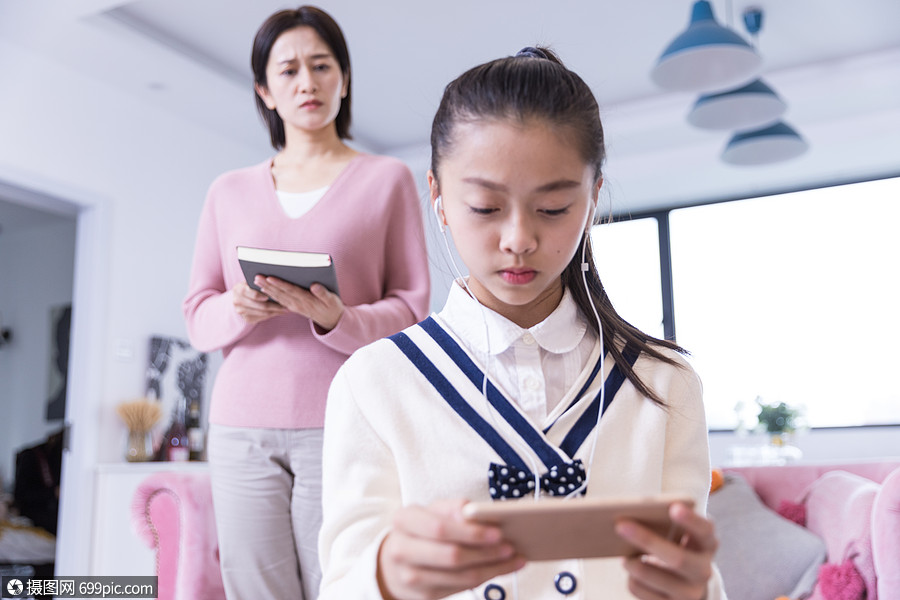 妈妈教导叛逆女孩青春期叛逆期