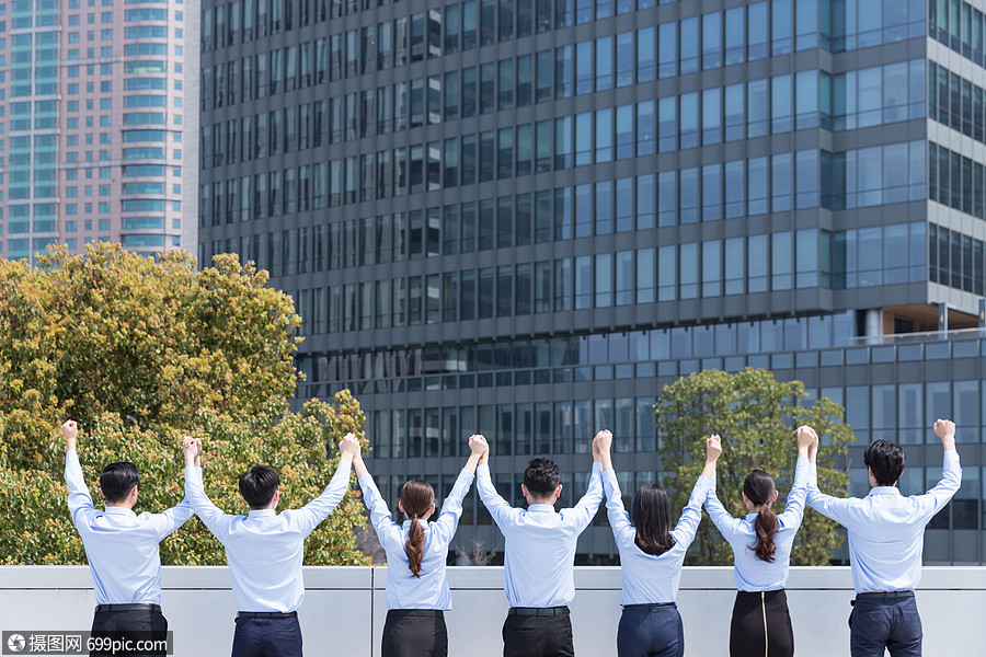 蓝领团队牵手高举加油背影
