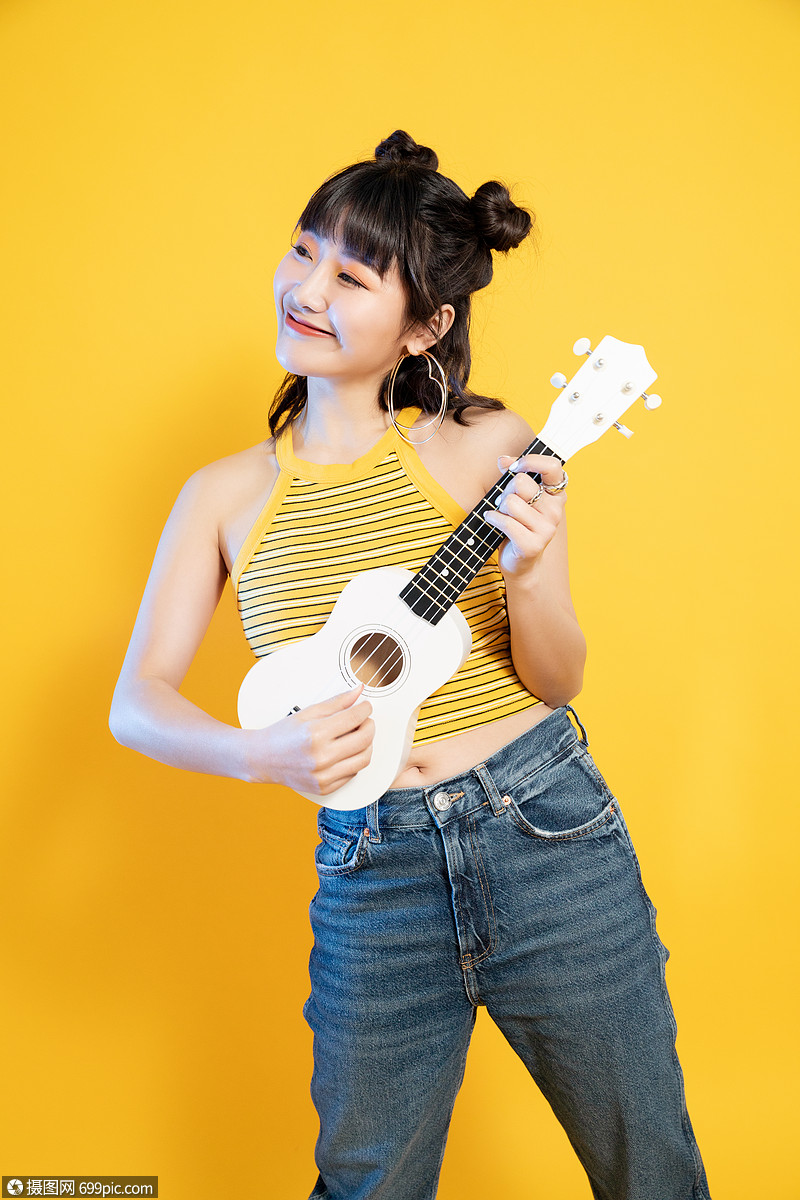 色彩活力美女与尤克里里音乐人物