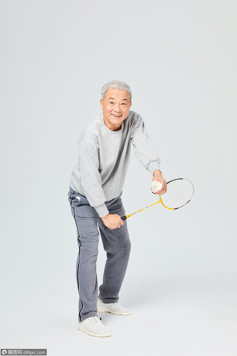 老人运动羽毛球