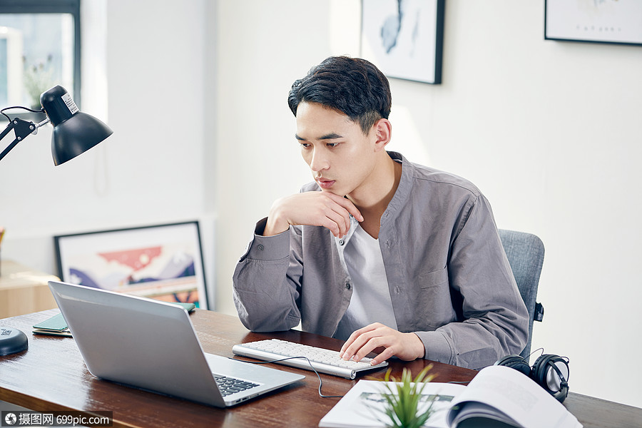 年轻男士休闲办公工作白领