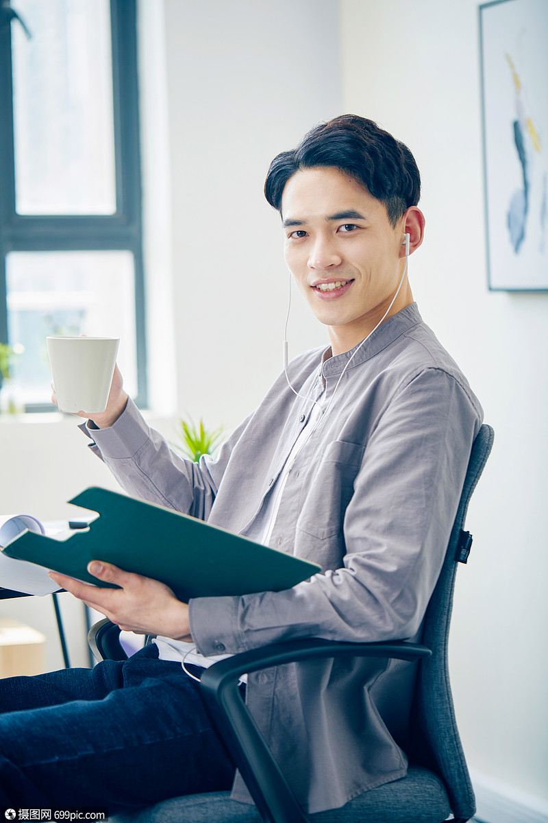 年轻男士休闲办公