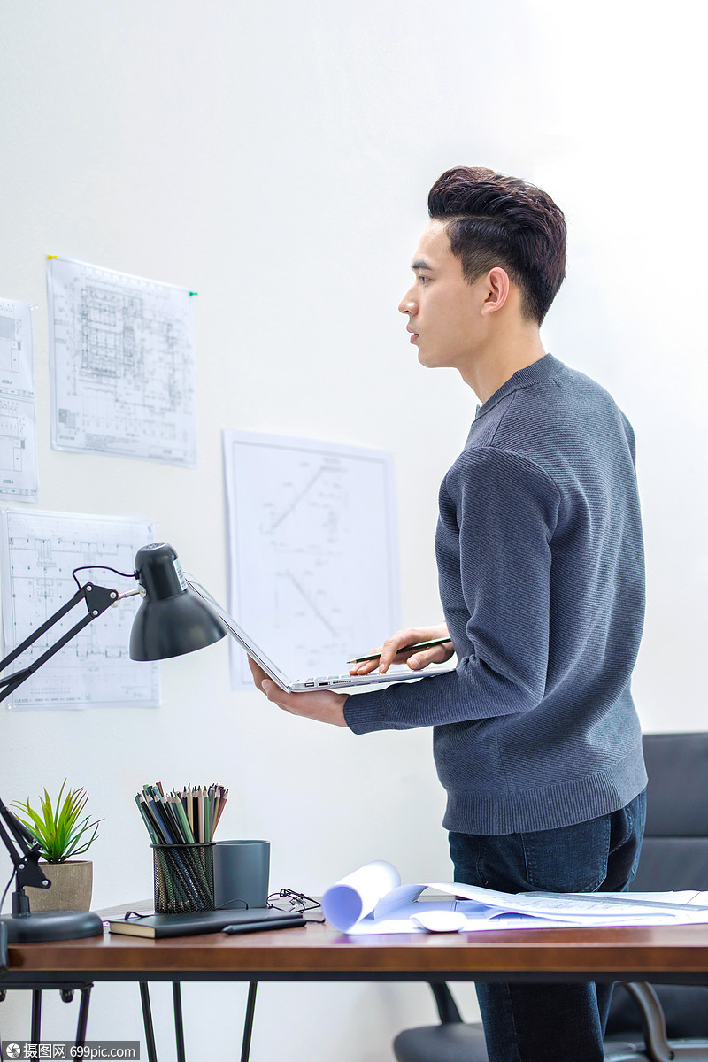 年轻男设计师办公