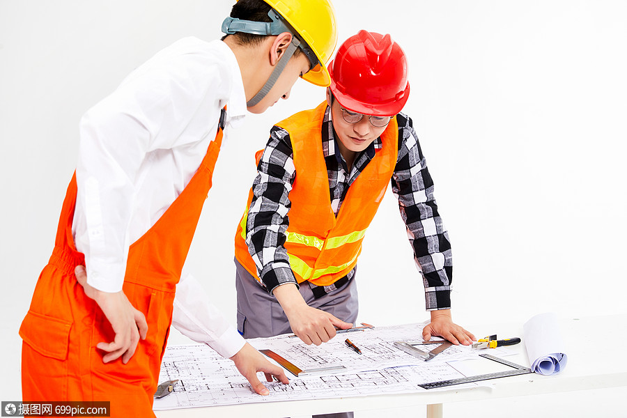 工程师讨论画图纸