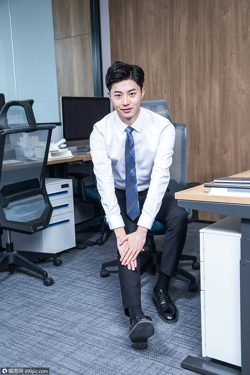 男性办公室锻炼身体商务人士男士