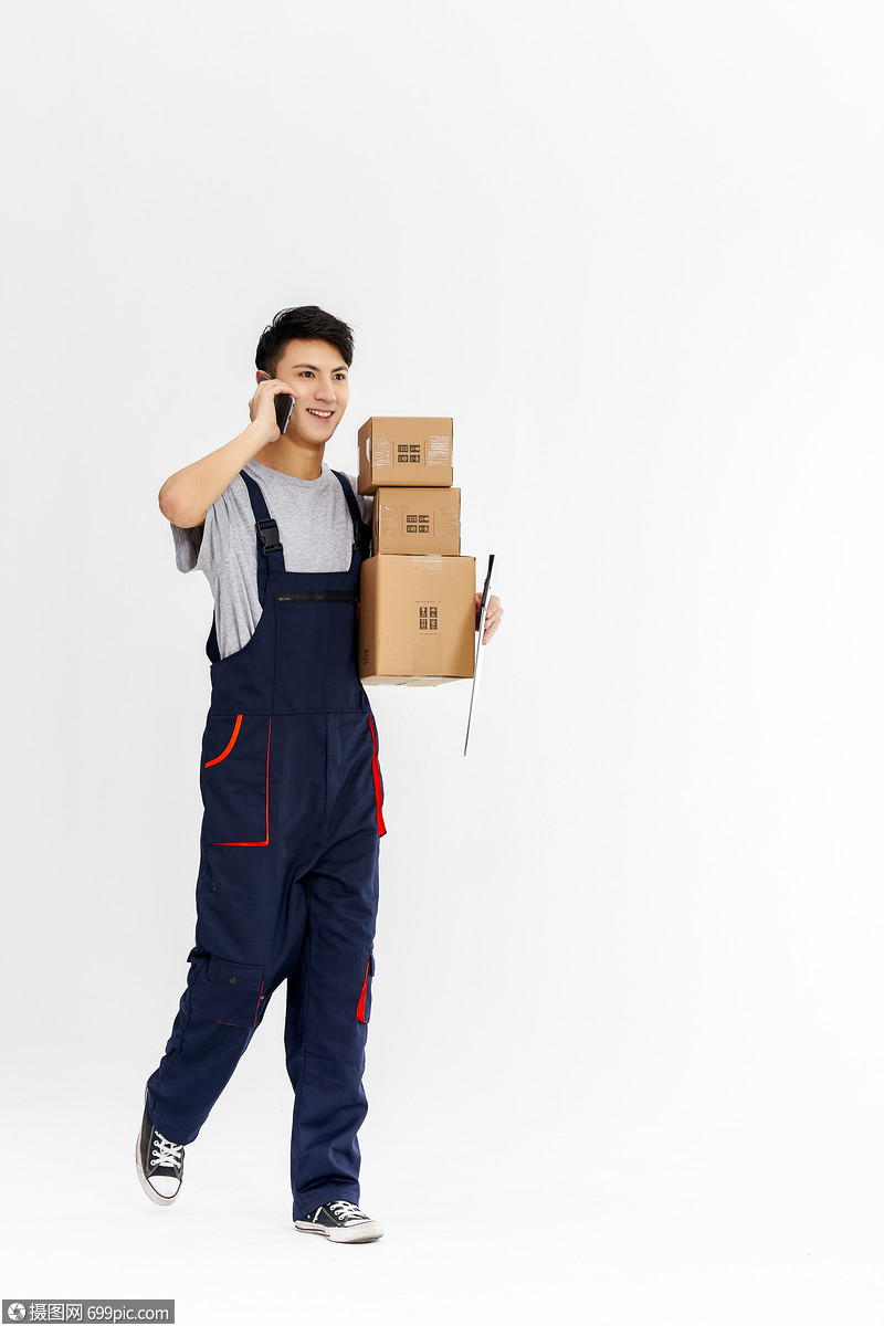 快递人员配送快递