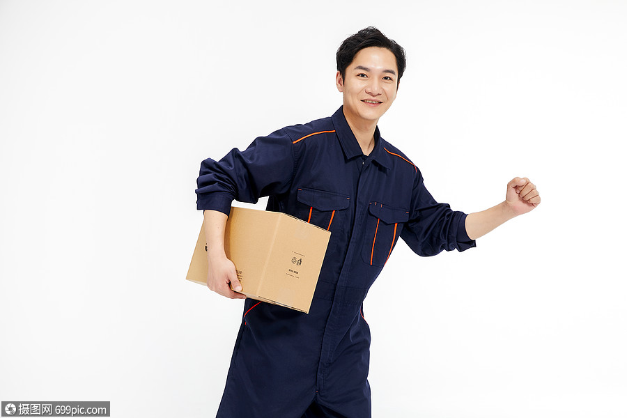 快递人员配送快递