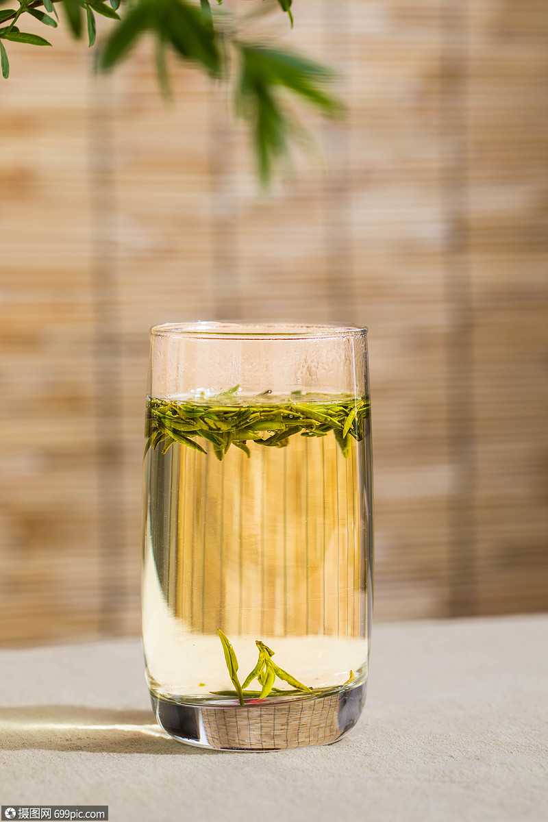 冲泡好的龙井茶