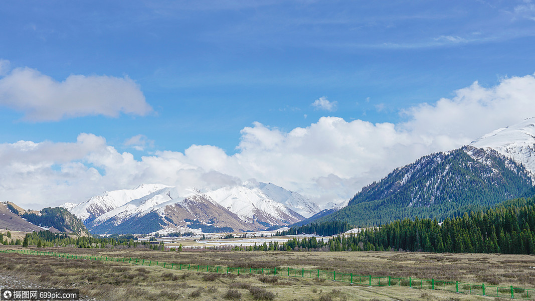新疆伊犁乔尔玛雪山风光