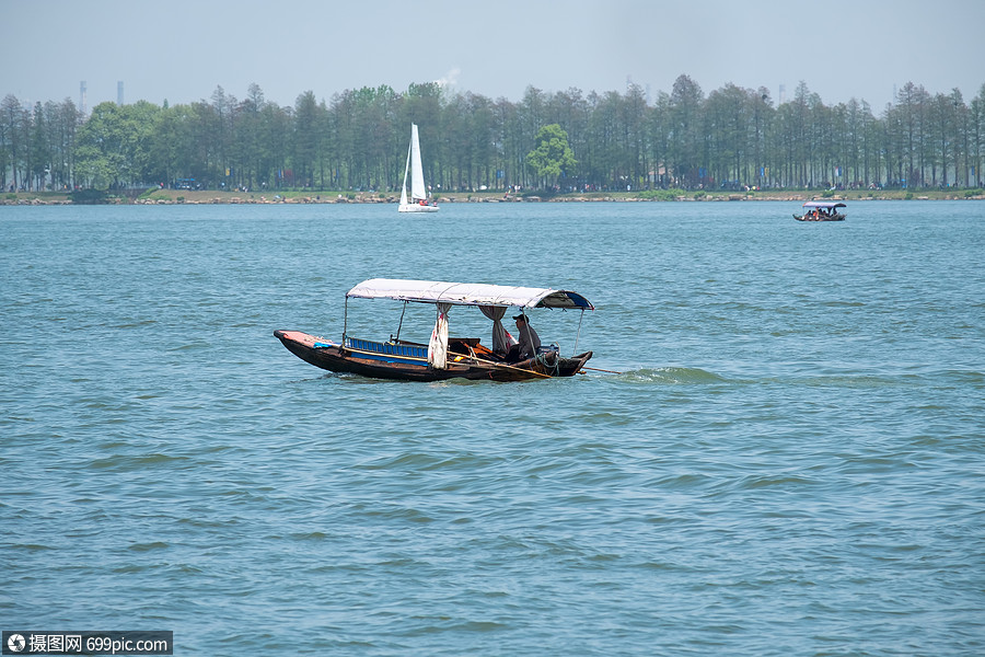湖上泛舟的小船