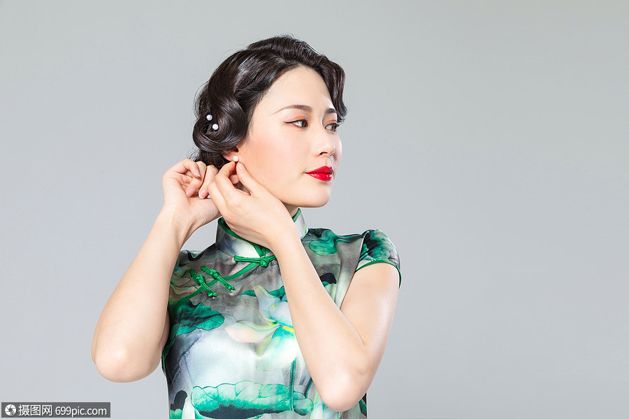 旗袍女性带耳环东方美漂亮