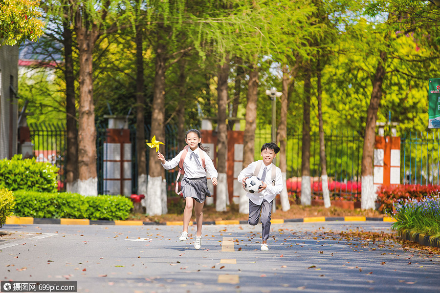 小学生放学奔跑