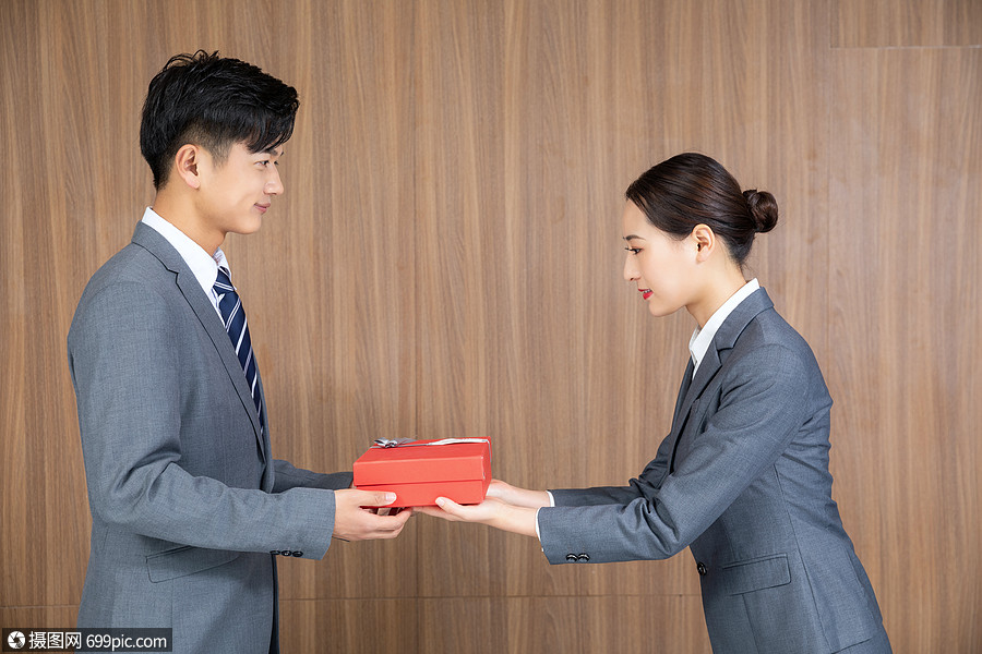 商务人士送礼物