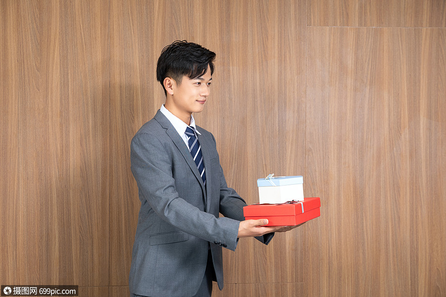 商务男性赠送礼物