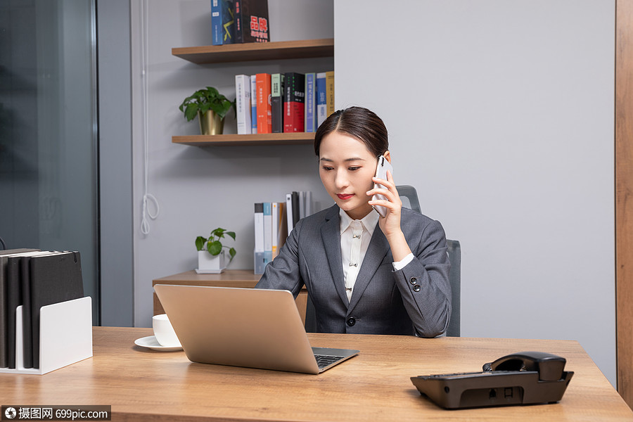 商务女性接打电话