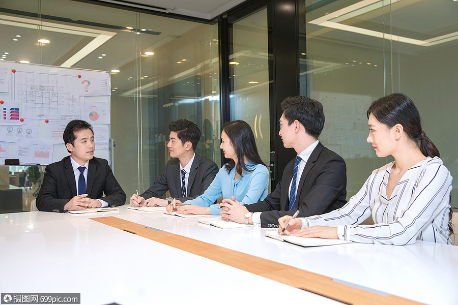 商务人士在会议室开会