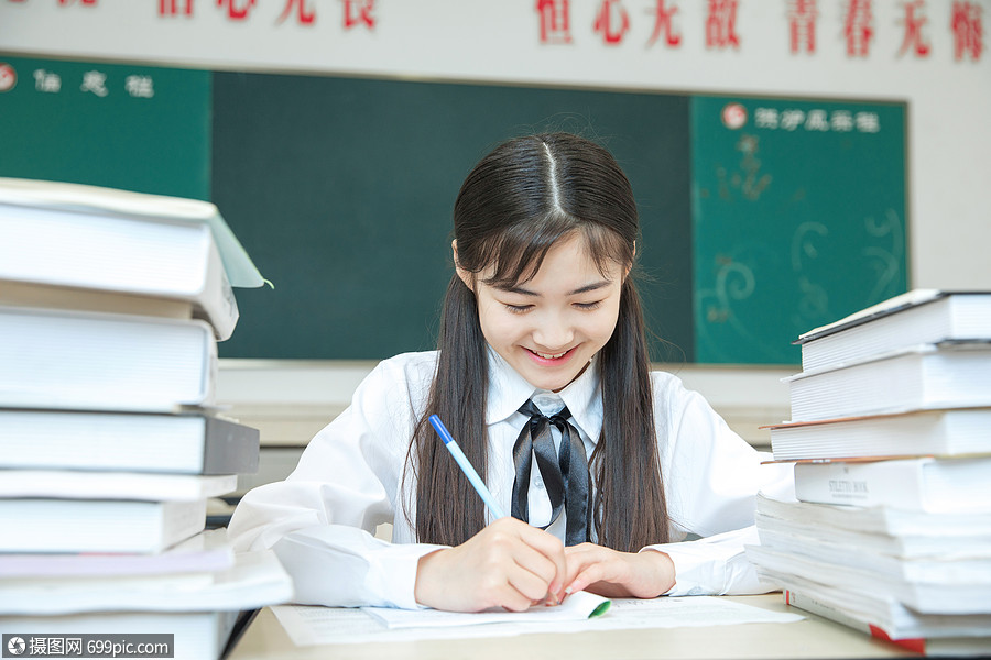 初中生教室做题