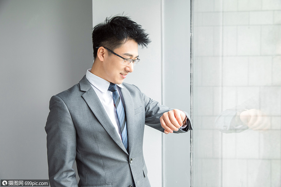 精英商务男性看手表