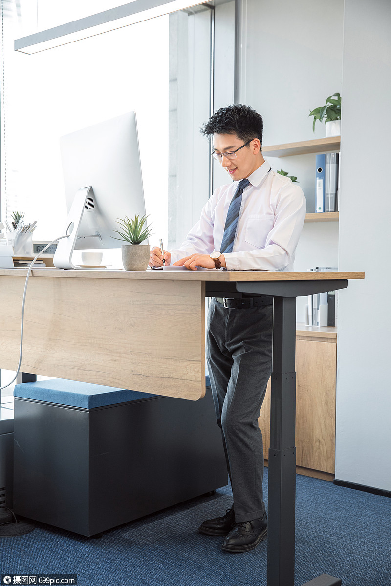 商务精英男性站立办公工作